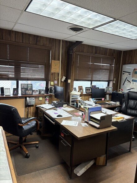 More Photos Of 96 Nassau Rd, Roosevelt Industrial For Lease