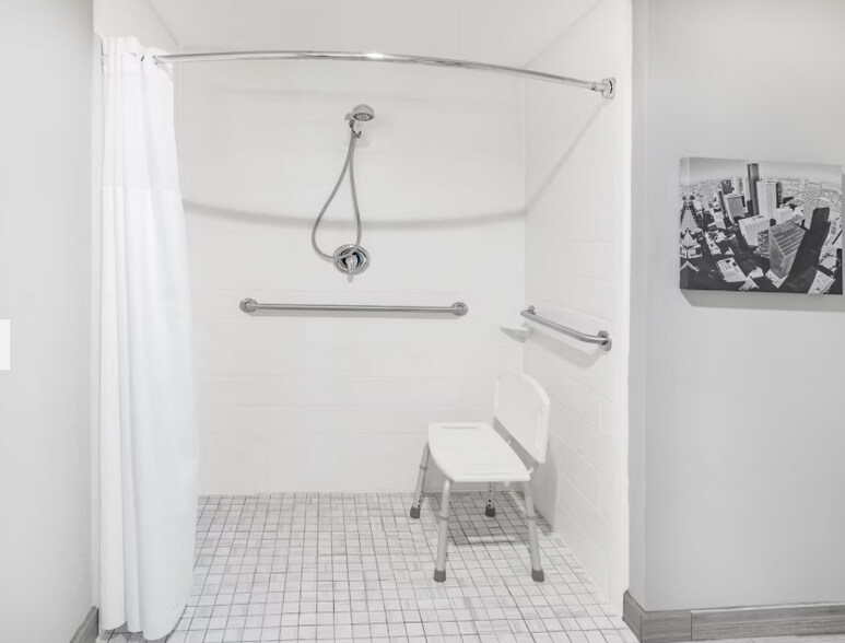 More Photos Of 6790 Southwest Fwy, Houston Hotel For Sale