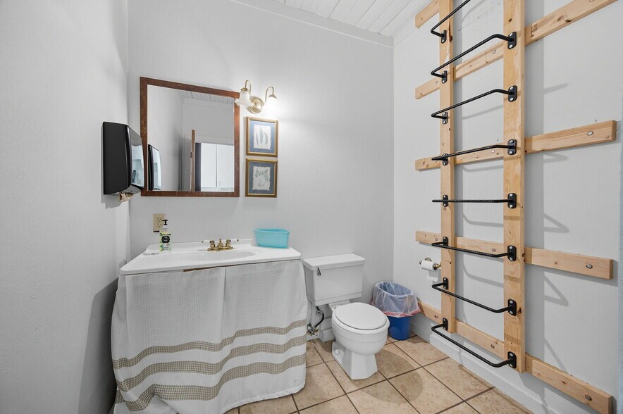 More Photos Of 101 East St, Hutto Storefront Retail Office For Lease