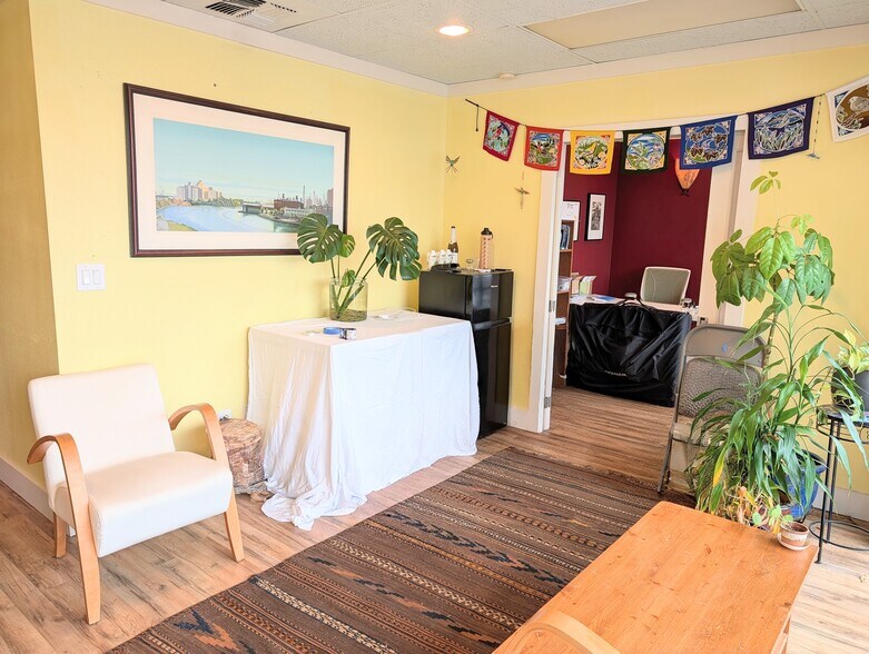 More Photos Of 18411-18421 Highway 99, Lynnwood Storefront For Lease