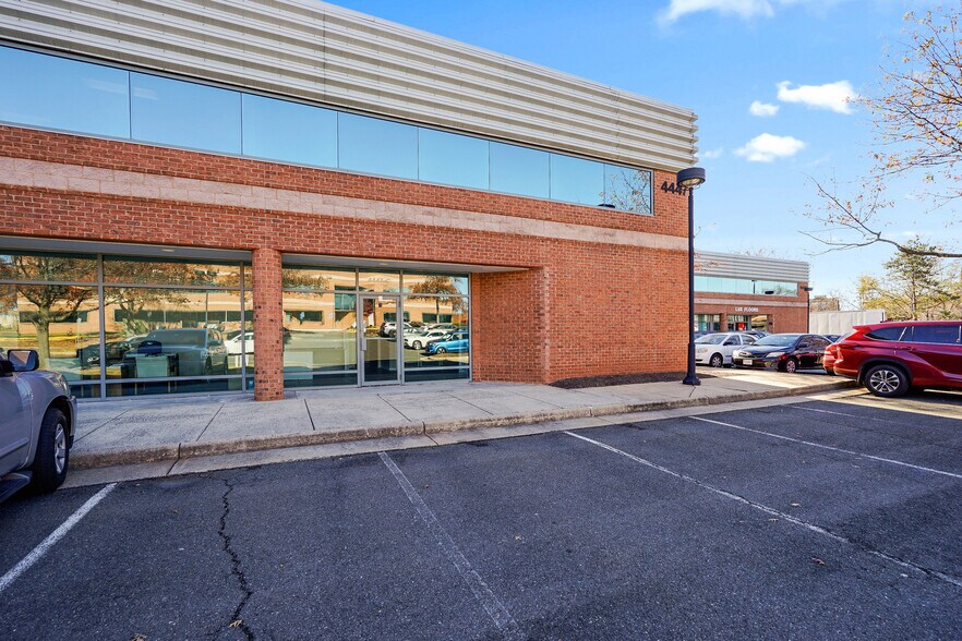More Photos Of 4445-4449 Brookfield Corporate Dr, Chantilly Showroom For Lease