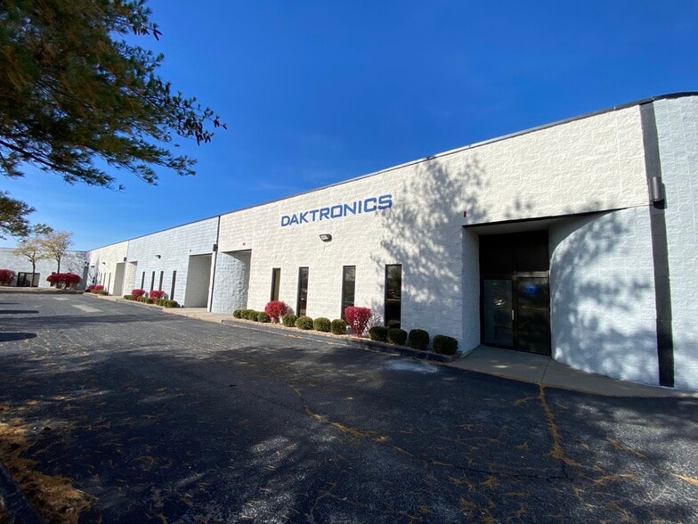 More Photos Of 4132 Shoreline Dr, Earth City Warehouse For Lease