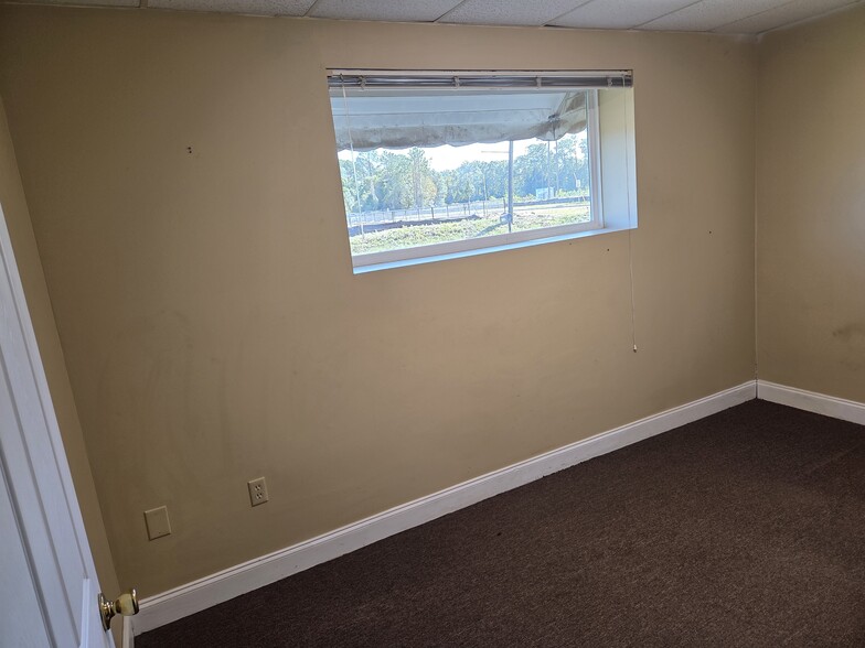 More Photos Of 3140 Lees Ln, Mobile Light Distribution For Sale