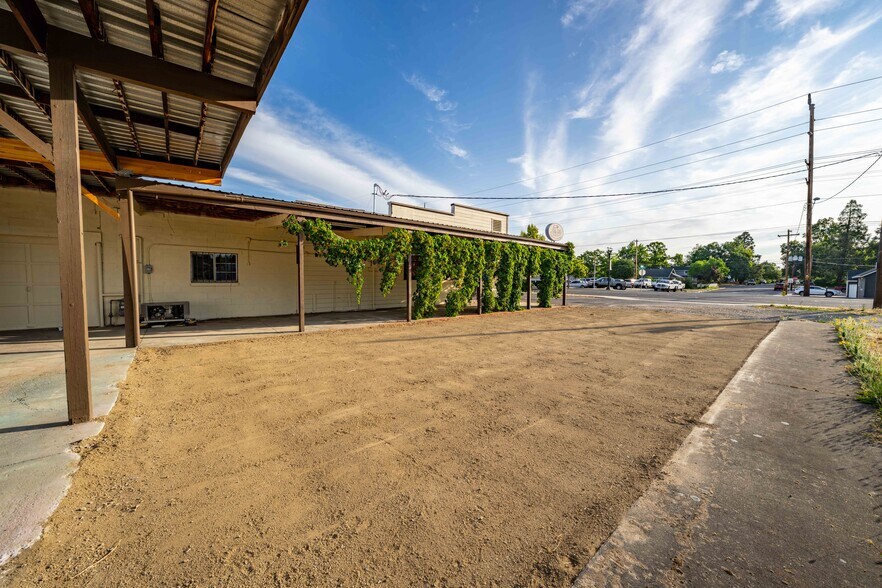 More Photos Of 211 Front St, Central Point General Retail For Sale