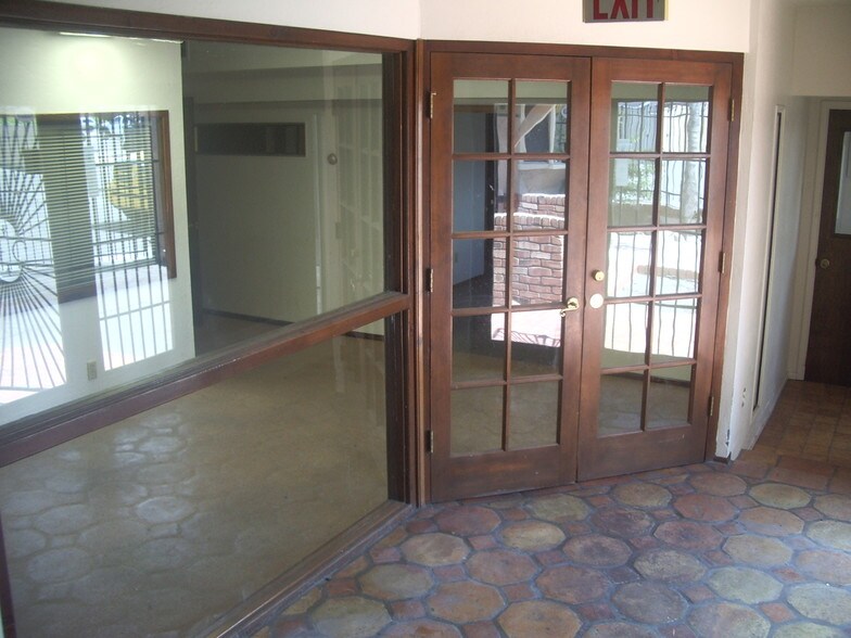 More Photos Of 10729 N 19th Ave, Phoenix Flex For Lease