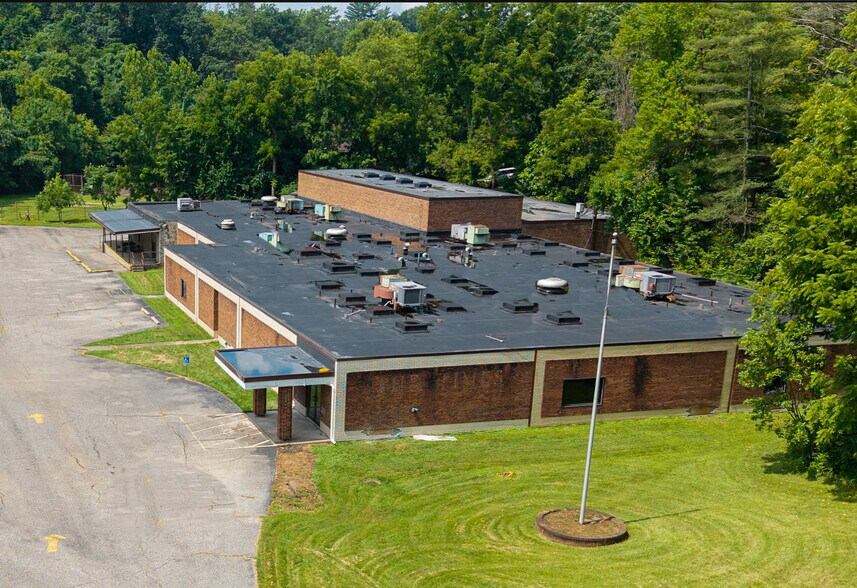 More Photos Of 700 Channel Ln, Marietta Light Distribution For Lease