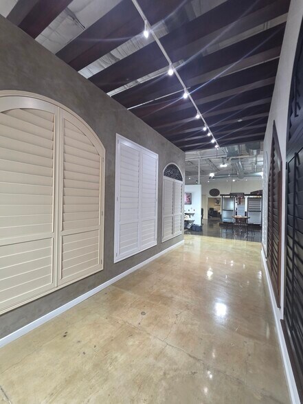 More Photos Of 16151 College Oak Dr, San Antonio Showroom For Sale