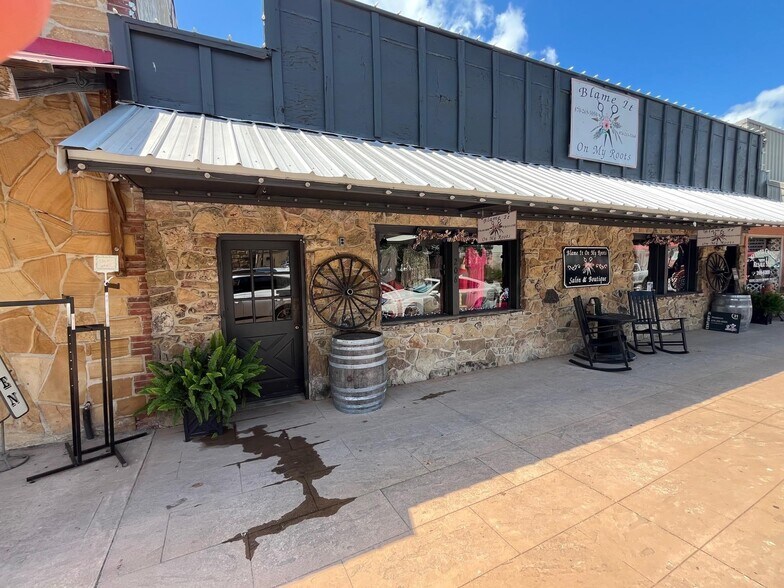 More Photos Of 208 W Main St, Mountain View General Retail For Sale