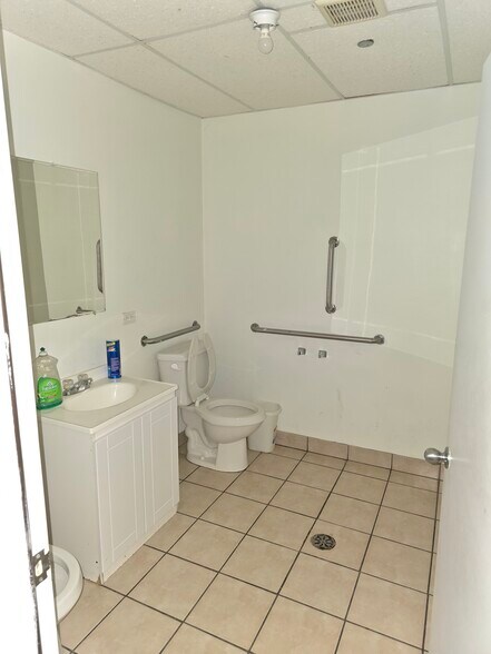 More Photos Of 4609 S Ashland Ave, Chicago General Retail For Lease