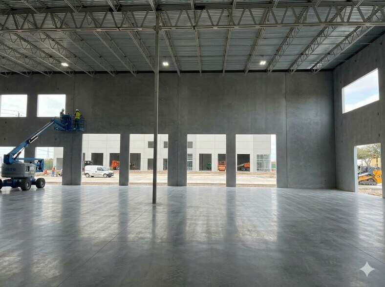 More Photos Of 14410 Fondren rd, Missouri City Warehouse For Lease
