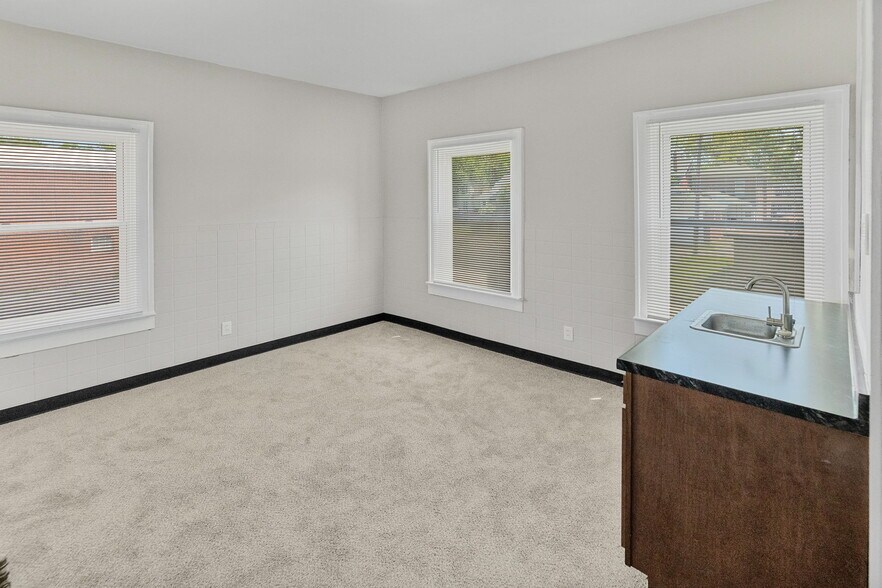 More Photos Of 302 N High St, Belleville Freestanding For Sale