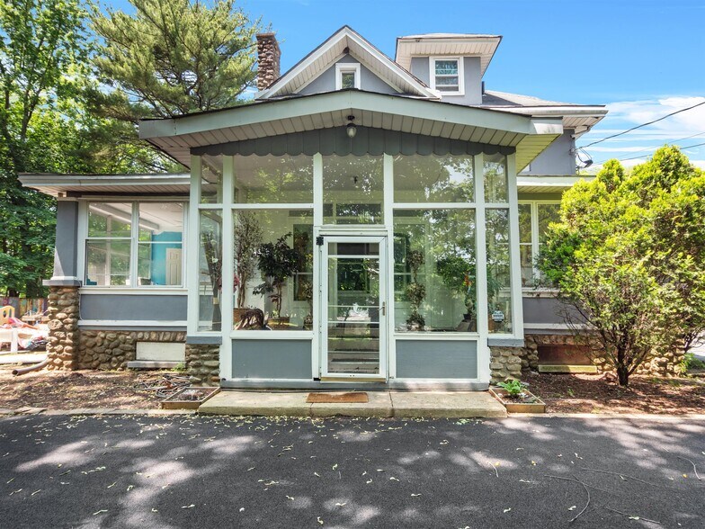 More Photos Of 247 N Middletown Rd, Pearl River Apartments For Sale