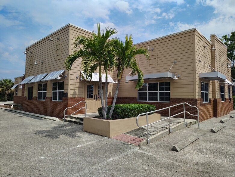 Primary Photo Of 1961 SE Federal Hwy, Stuart Restaurant For Lease
