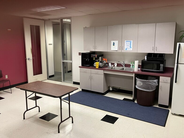 More Photos Of 2630 E Lamar Blvd, Arlington Office For Lease