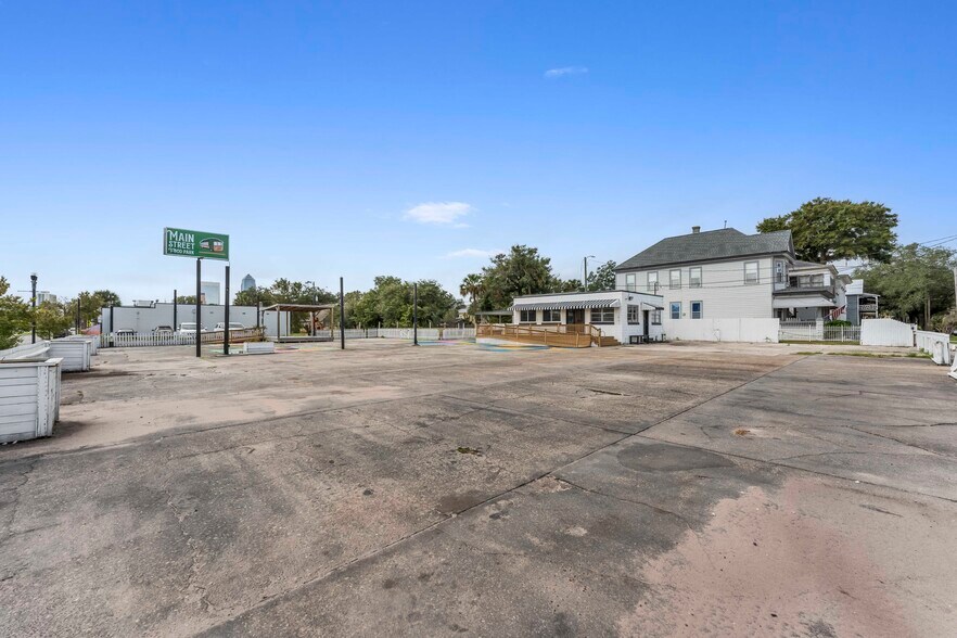 More Photos Of 1352 N Main St, Jacksonville Auto Dealership For Lease