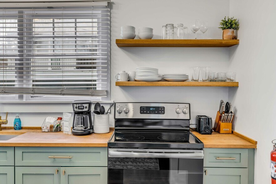 More Photos Of 140 Spring St, Charleston Hospitality For Sale