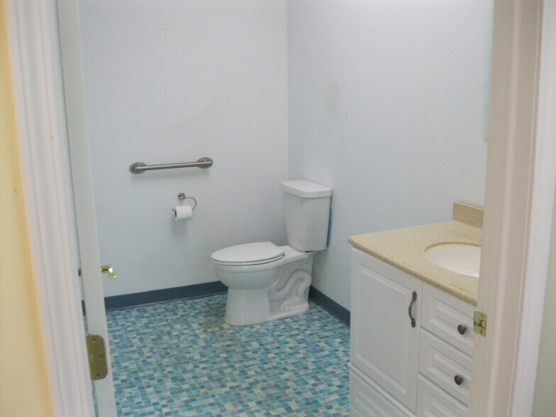 More Photos Of 498 Inman Ave, Colonia Office For Lease