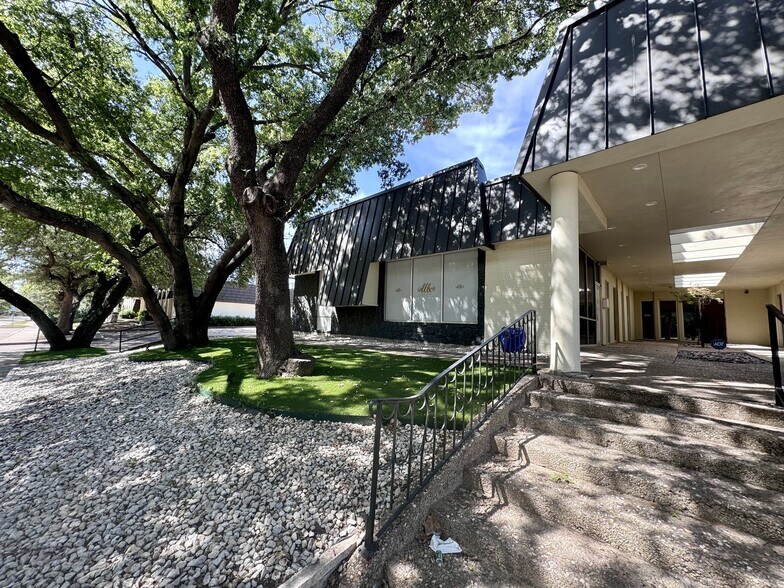 More Photos Of 304 S Cottonwood Dr, Richardson Medical For Sale