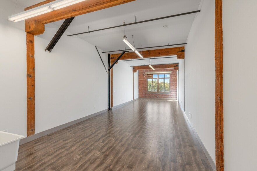 More Photos Of 2079 E 15th St, Los Angeles Flex For Lease