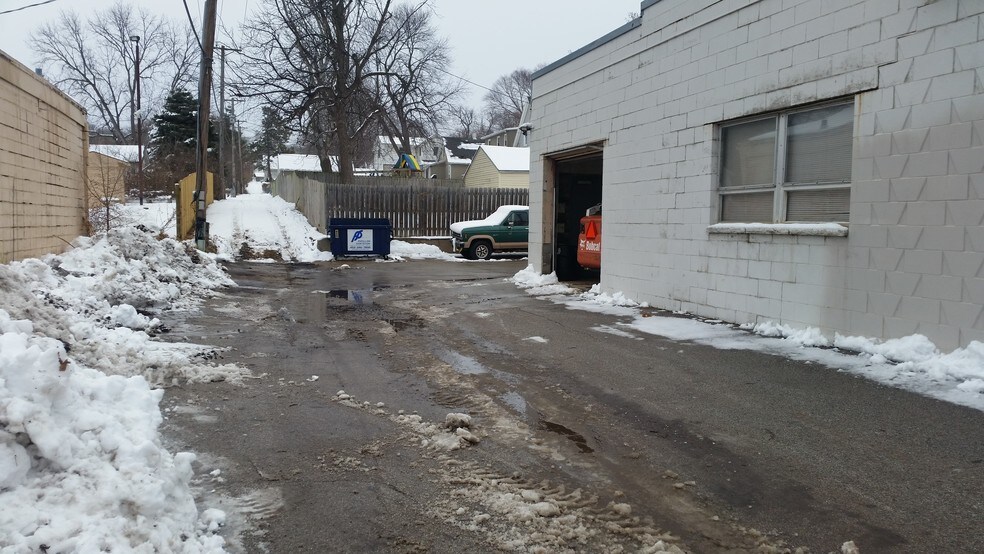 More Photos Of 1221-1225 S Saddle Creek Rd, Omaha Freestanding For Lease