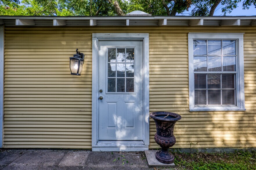 More Photos Of 1600 S Day St, Brenham Medical For Sale
