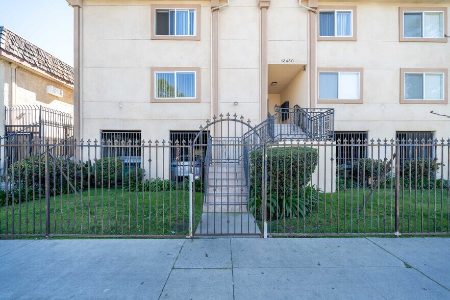 More Photos Of 13430 Victory Blvd, Van Nuys Apartments For Sale