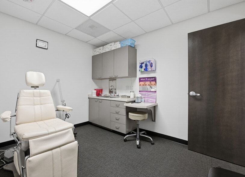 More Photos Of 6610 Flanders Dr, San Diego Medical For Sale