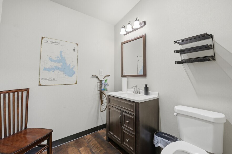 More Photos Of 203 N 5th St, Wills Point Office For Sale