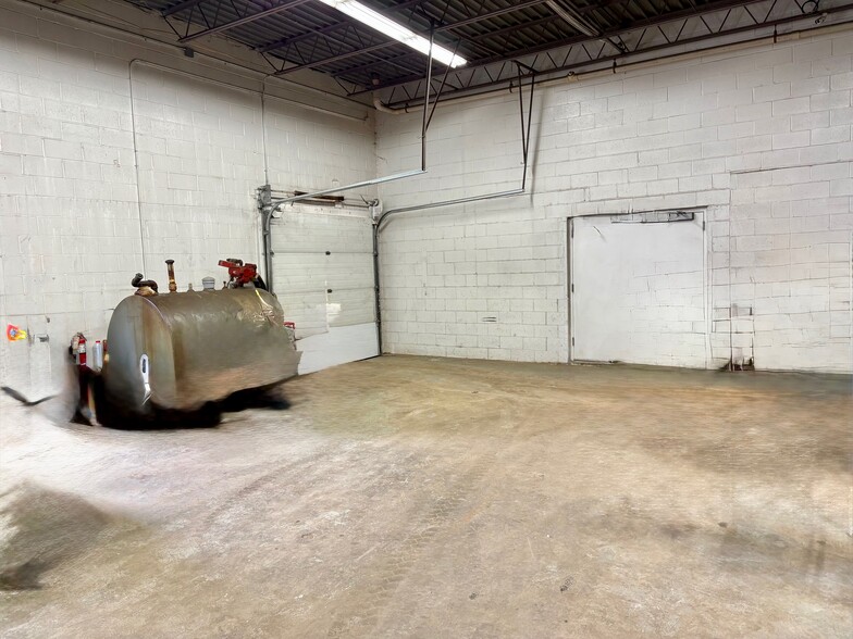 More Photos Of 160-162 Cross St, Winchester Distribution For Lease