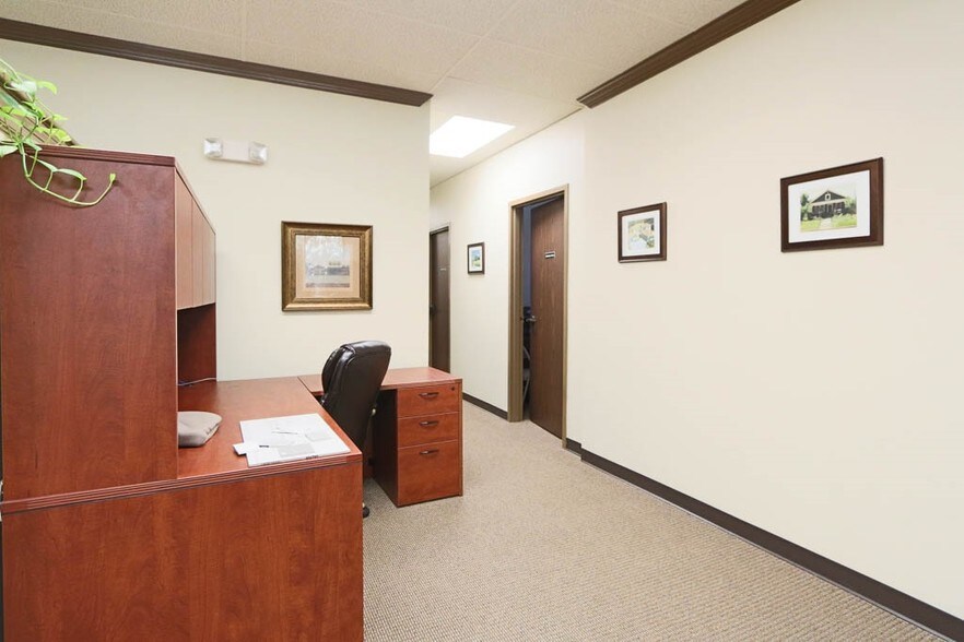 More Photos Of 2020 N Loop Fwy W, Houston Office For Lease