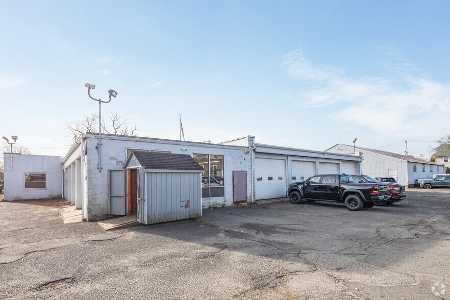 More Photos Of 642 W Main St, Riverhead Auto Dealership For Lease