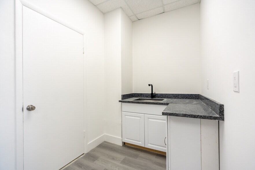 More Photos Of 7506-7560 NW 70th St, Miami Unknown For Lease