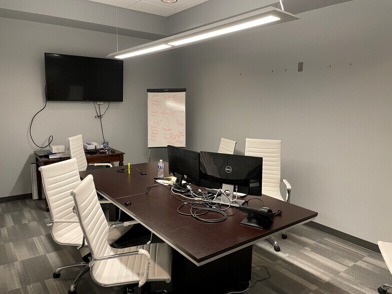 More Photos Of 3187 Paluxy Dr, Tyler Office For Sale