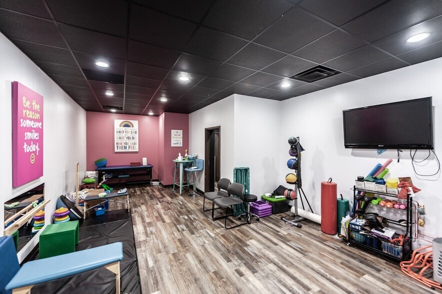 More Photos Of 20 Executive Park Dr, Hendersonville Loft Creative Space For Sale