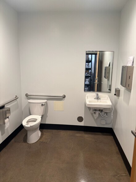 More Photos Of 62864 Oxford Ct, Bend Industrial For Lease