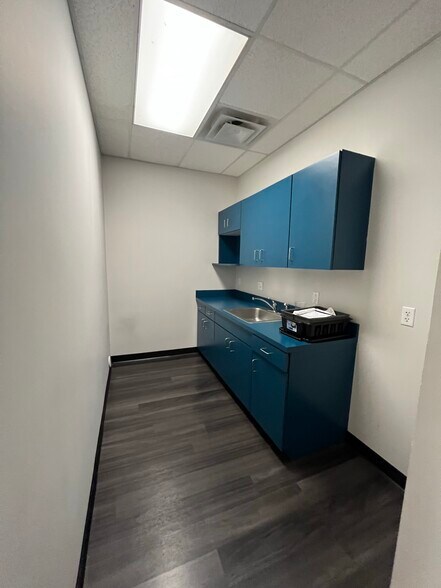 More Photos Of 1725 Louisville Dr, Knoxville Office For Lease
