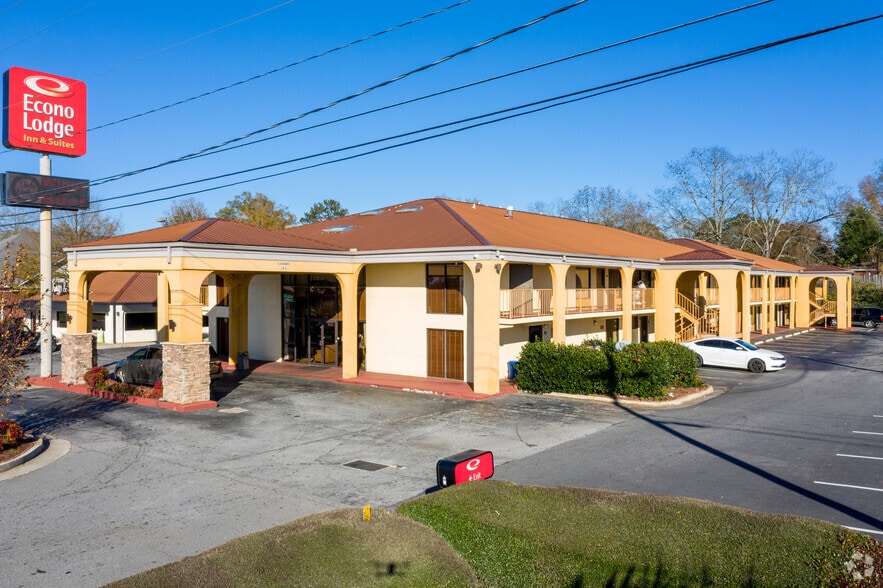 Primary Photo Of 1616 N Expressway, Griffin Hotel For Sale