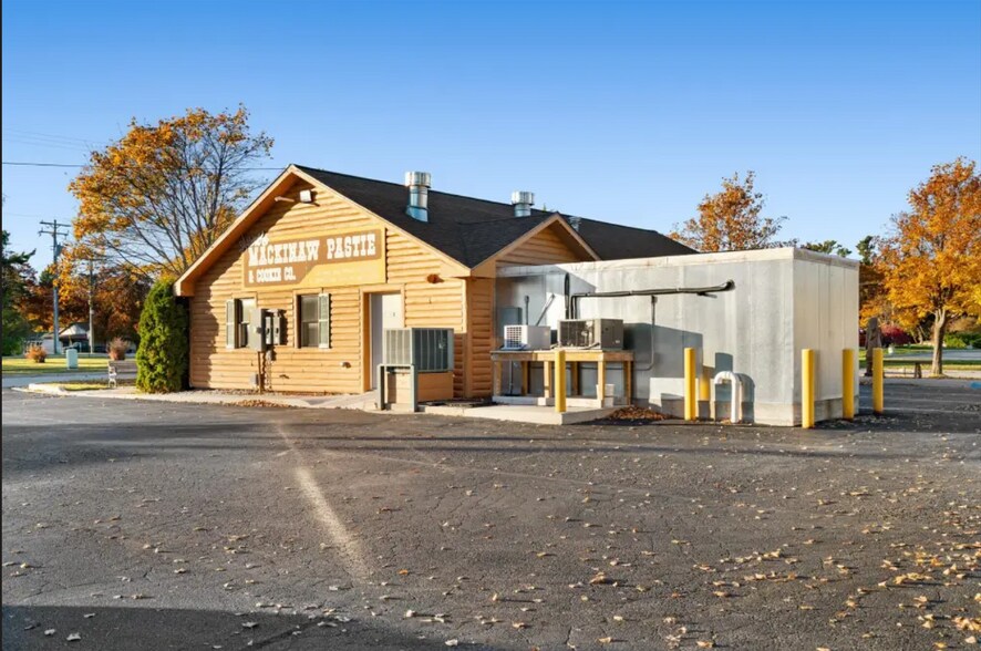 More Photos Of 117 W Jamet St, Mackinaw City General Retail For Lease