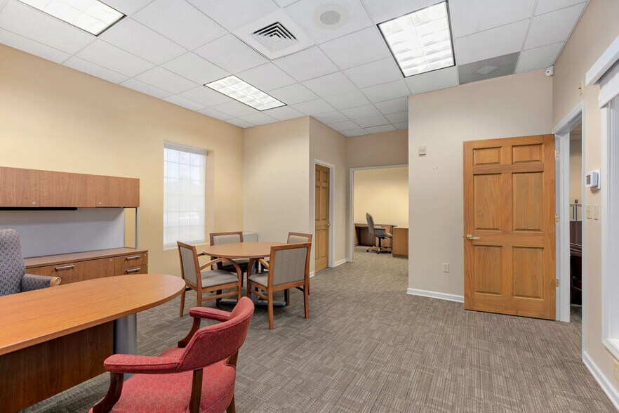 More Photos Of 1997 Capital Cir NE, Tallahassee Bank For Lease