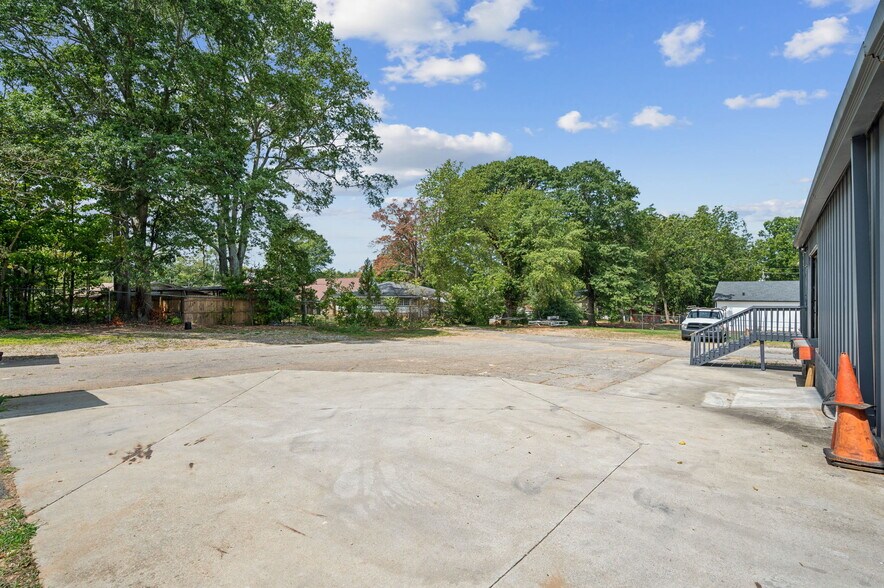 More Photos Of 4228 Main St, Oakwood Showroom For Lease