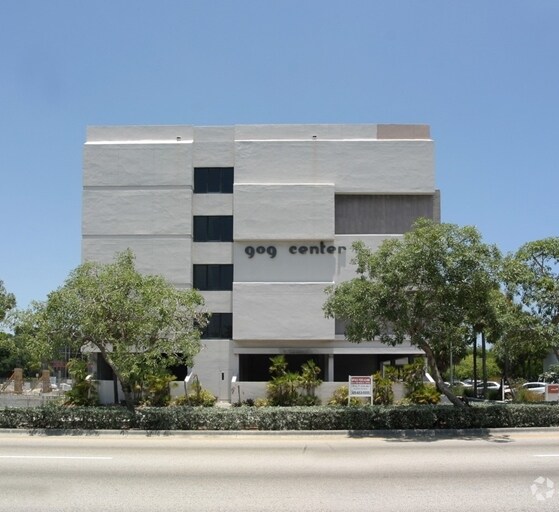 More Photos Of 909 NE 163rd St, North Miami Beach Medical For Lease
