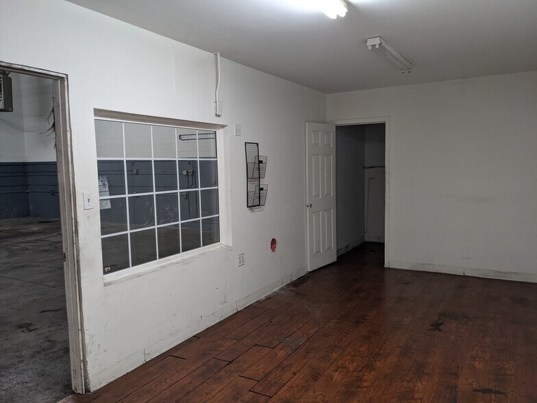 More Photos Of 10861-10867 Penrose St, Sun Valley Auto Repair For Lease