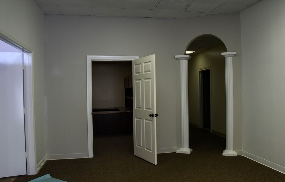 More Photos Of 7043 Satsuma Dr, Houston Warehouse For Lease