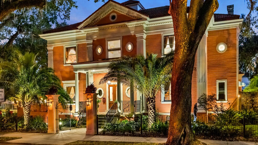 More Photos Of 119 E 37th St, Savannah Restaurant For Sale