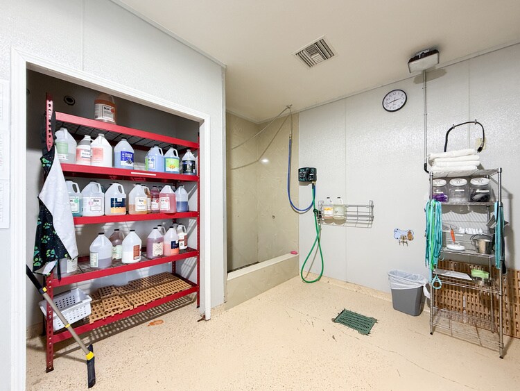 More Photos Of 45 E Airline Hwy, Kenner Veterinarian Kennel For Lease
