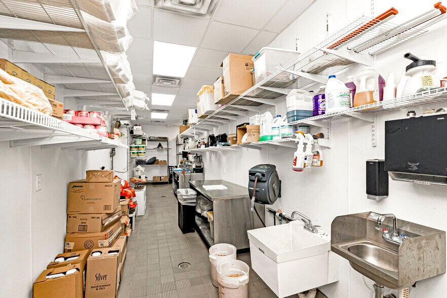 More Photos Of 1072 W Lee Dr, Baton Rouge General Retail For Lease