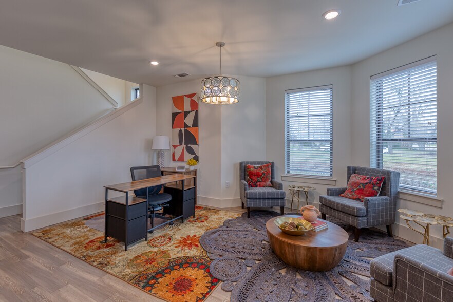 More Photos Of 210 E Church St, Weatherford Office Residential For Lease