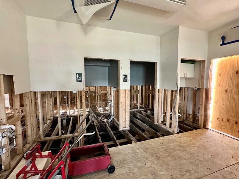 More Photos Of 490 2nd St, Cedar Key Office For Sale