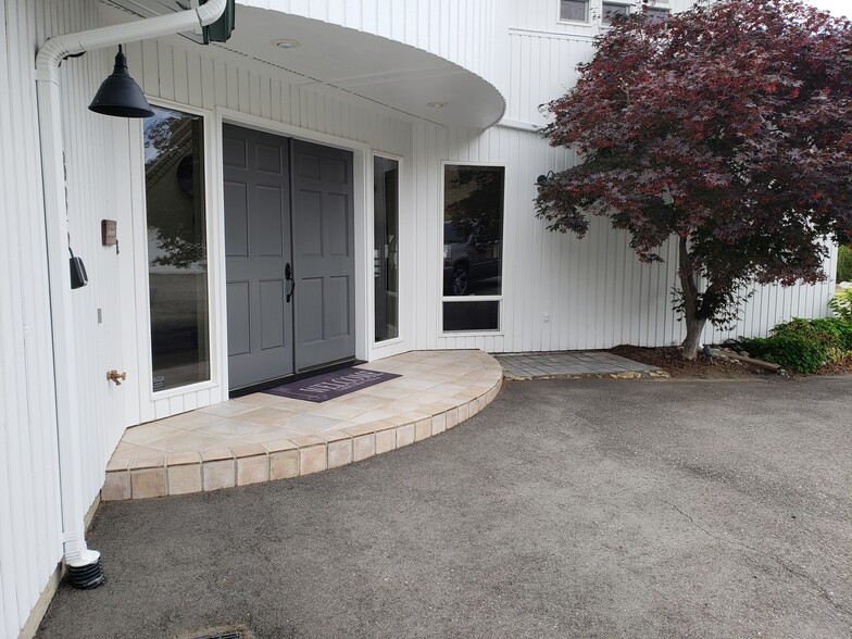 More Photos Of 335 Henderson Rd, Chelan Hospitality For Sale