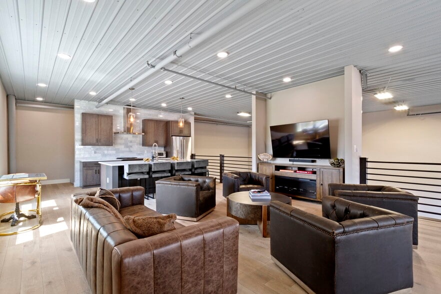 More Photos Of 17745 Motor District Cir, Westfield Showroom For Sale